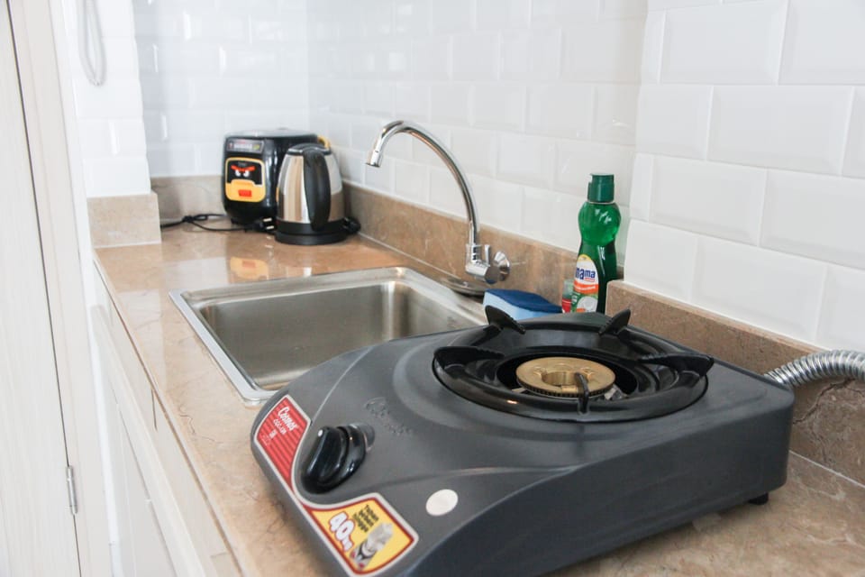 Room | Private kitchenette | Fridge, stovetop, rice cooker, cookware/dishes/utensils
