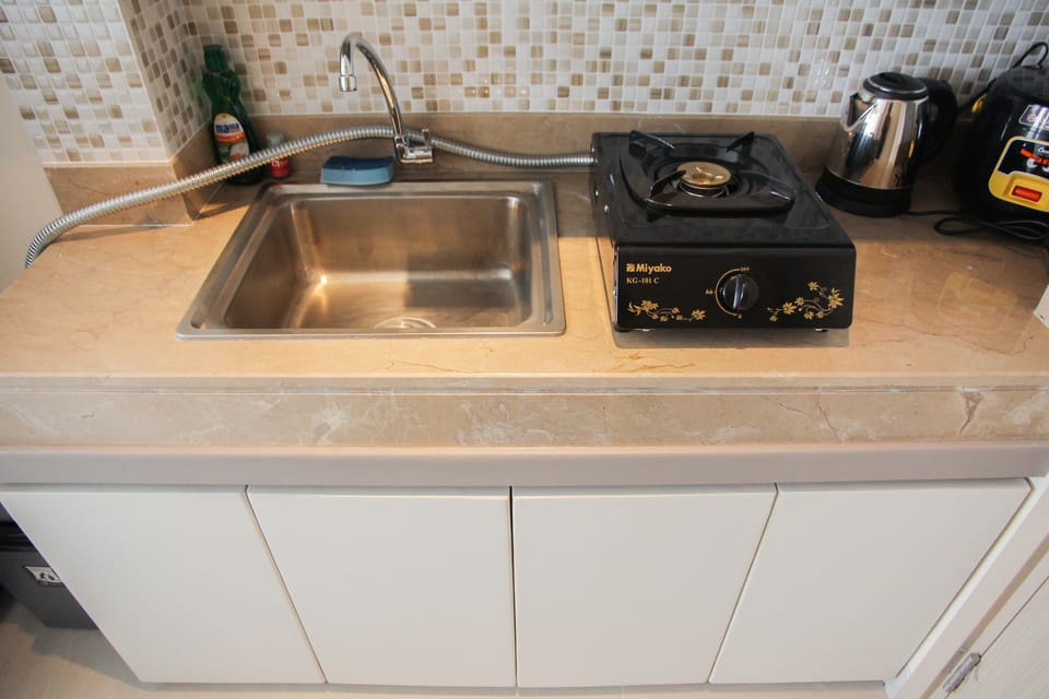 Room | Private kitchenette | Fridge, stovetop, rice cooker, cookware/dishes/utensils