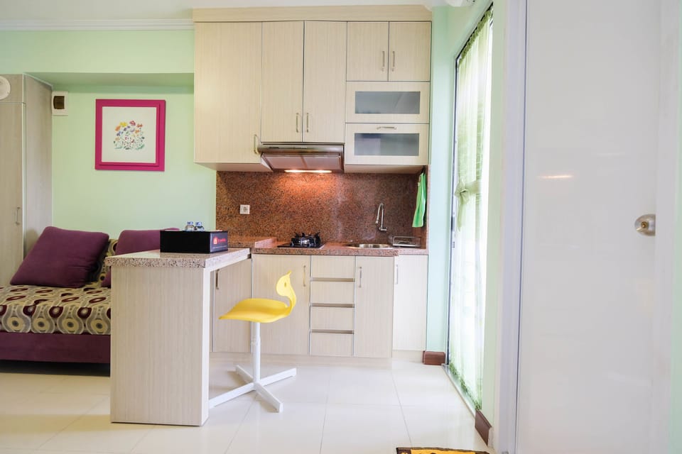 Room | Private kitchenette | Fridge, stovetop, cookware/dishes/utensils