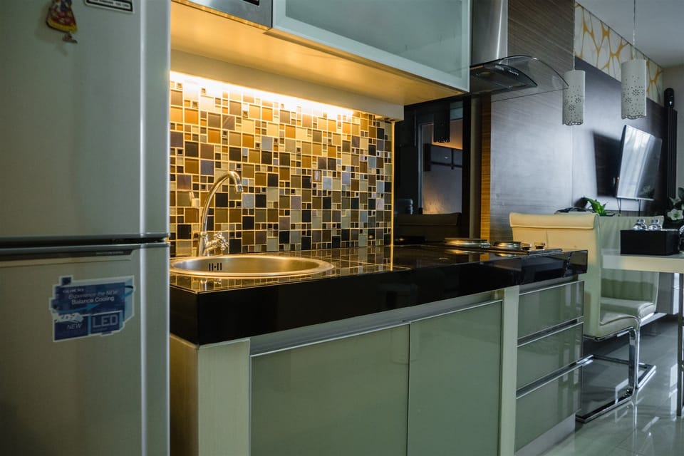 Room | Private kitchen | Fridge, stovetop, rice cooker, cookware/dishes/utensils