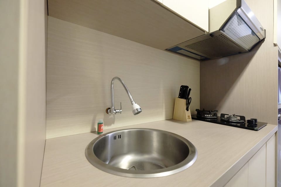 Room | Private kitchen | Fridge, stovetop, rice cooker, cookware/dishes/utensils