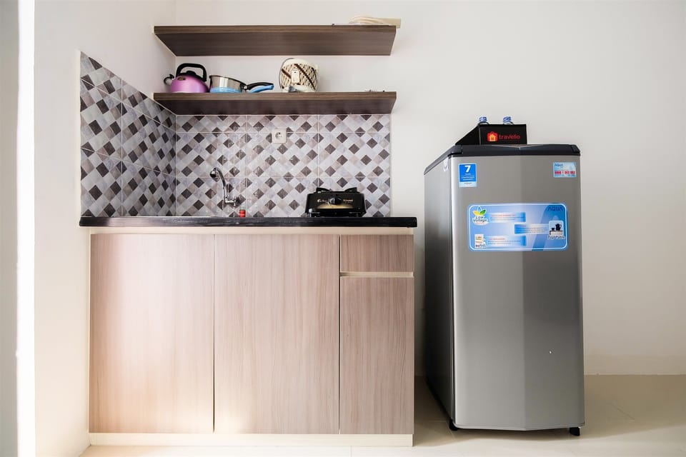 Room | Private kitchenette | Fridge, stovetop, rice cooker, cookware/dishes/utensils
