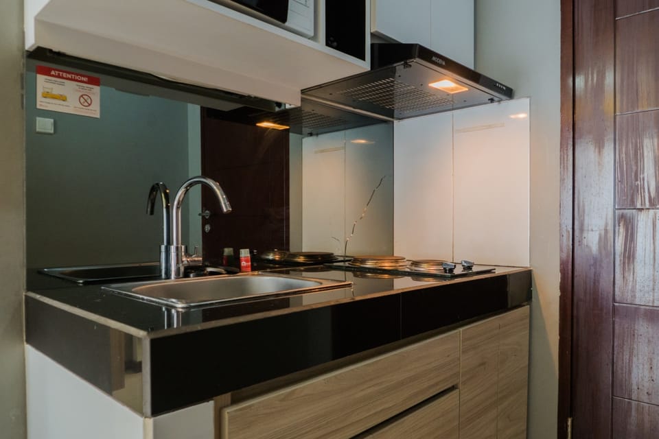Room | Private kitchenette | Fridge, microwave, stovetop, electric kettle