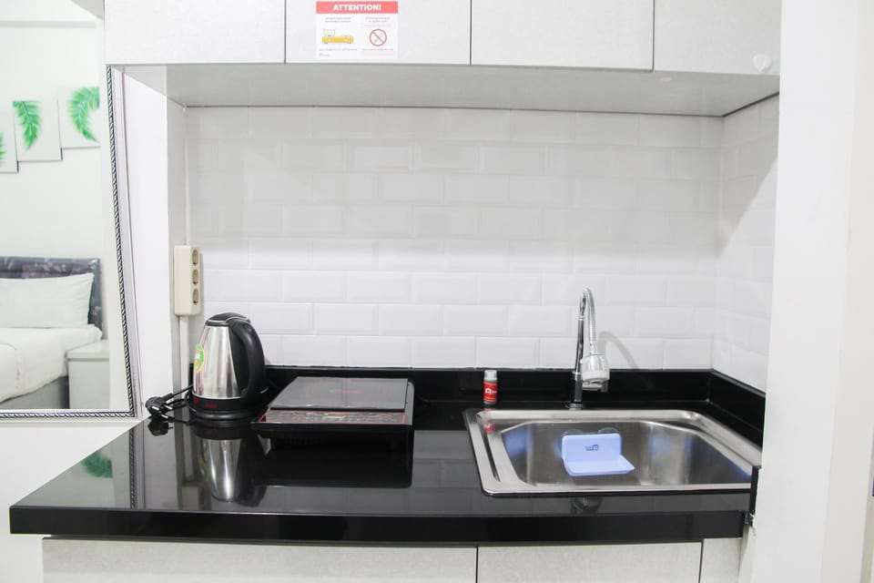 Room | Private kitchenette | Fridge, stovetop, electric kettle, cookware/dishes/utensils