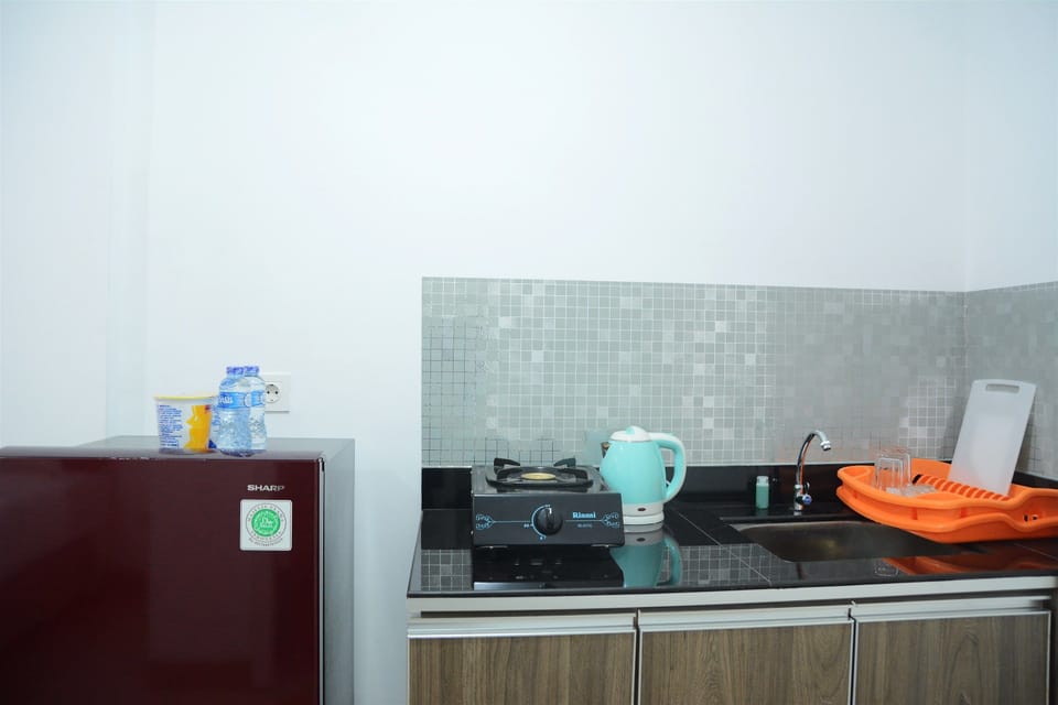 Room | Private kitchenette | Fridge, stovetop, rice cooker, cookware/dishes/utensils