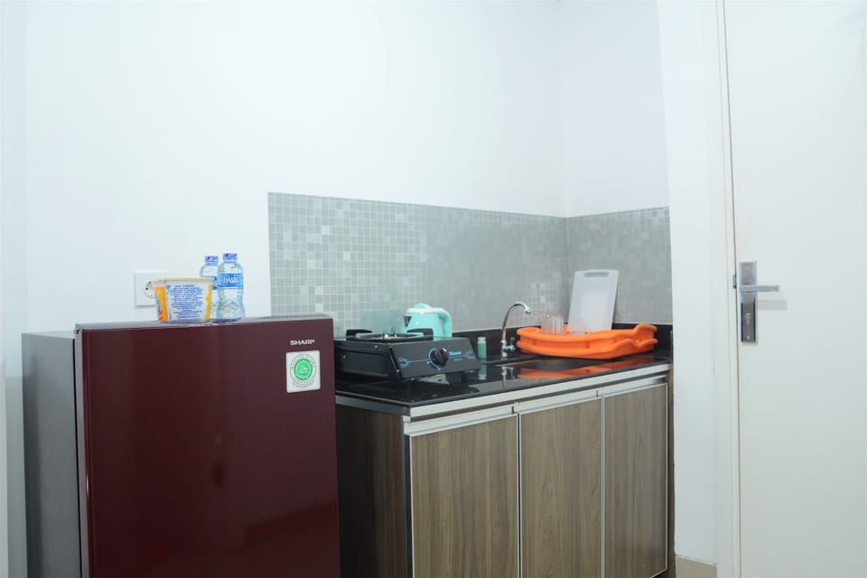 Room | Private kitchenette | Fridge, stovetop, rice cooker, cookware/dishes/utensils