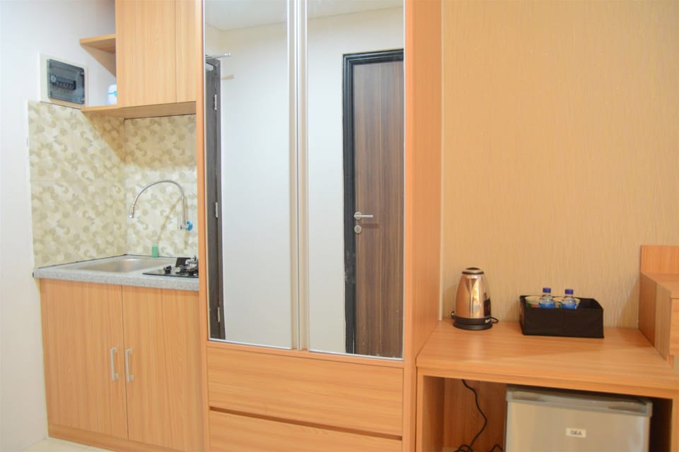 Room | Private kitchenette | Fridge, stovetop, rice cooker, cookware/dishes/utensils