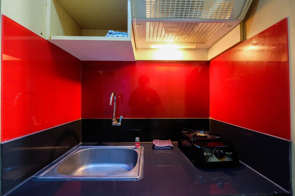 Room | Private kitchenette | Fridge, microwave, stovetop, electric kettle