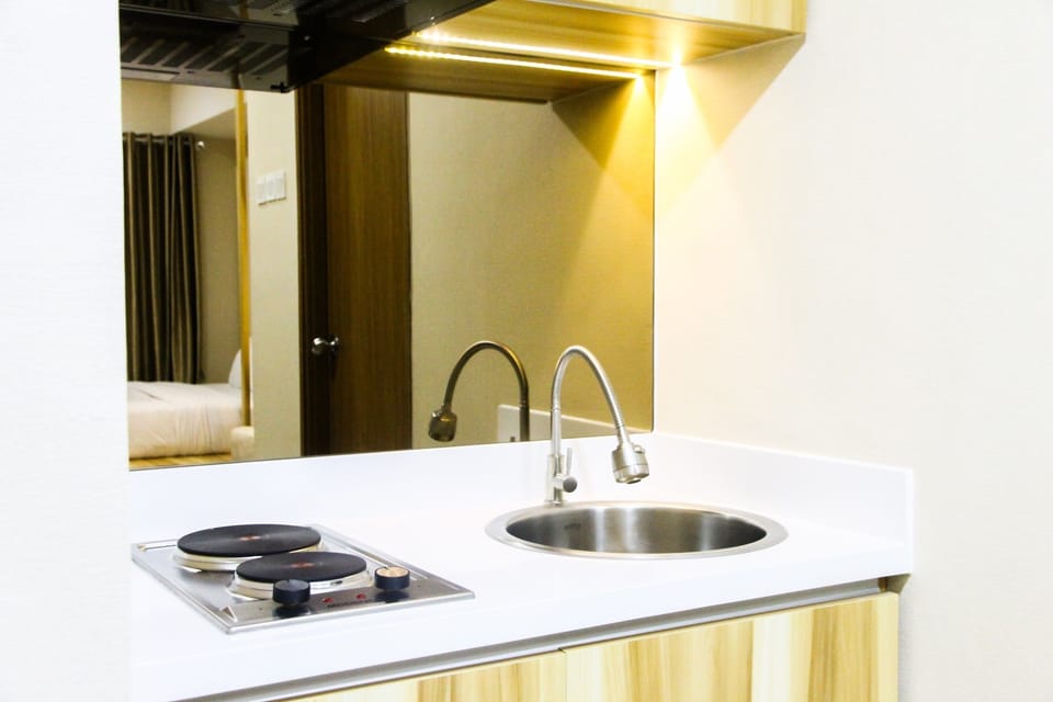 Room | Private kitchenette | Fridge, stovetop, cookware/dishes/utensils