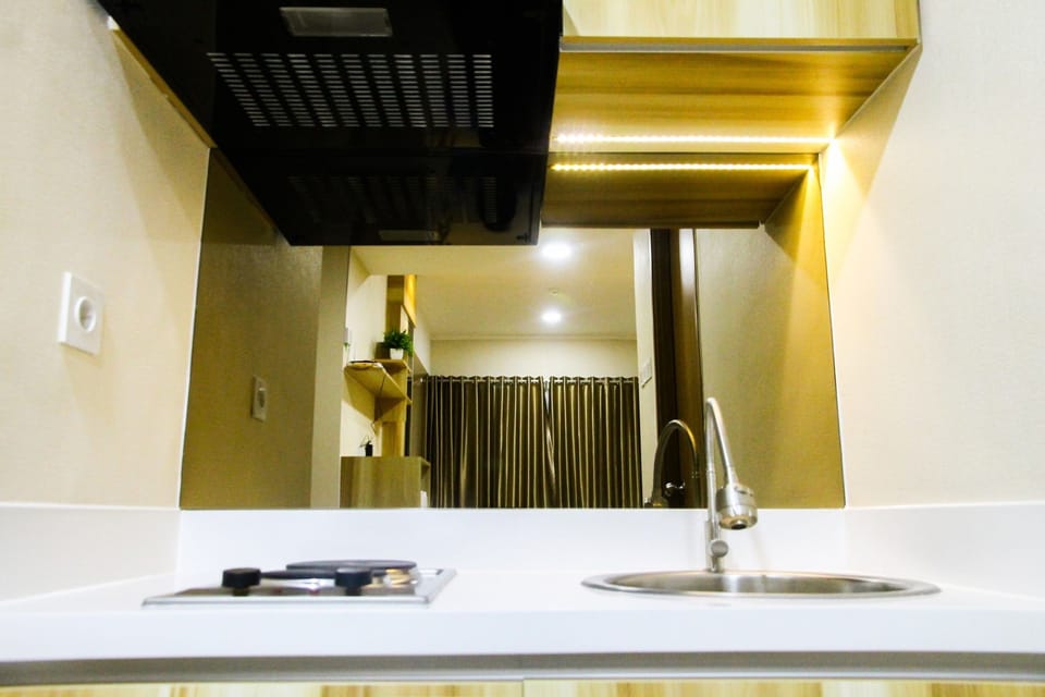 Room | Private kitchenette | Fridge, stovetop, cookware/dishes/utensils