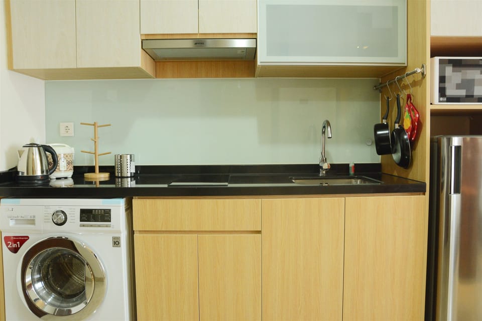 Room | Private kitchenette | Fridge, microwave, stovetop, electric kettle