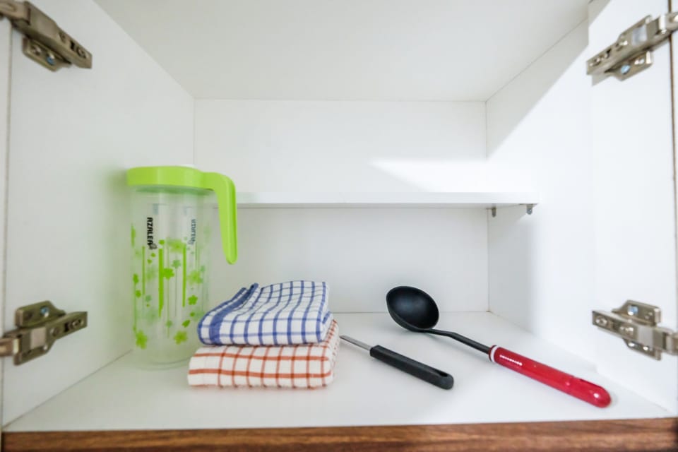 Room | Private kitchenette | Fridge, stovetop, electric kettle, rice cooker