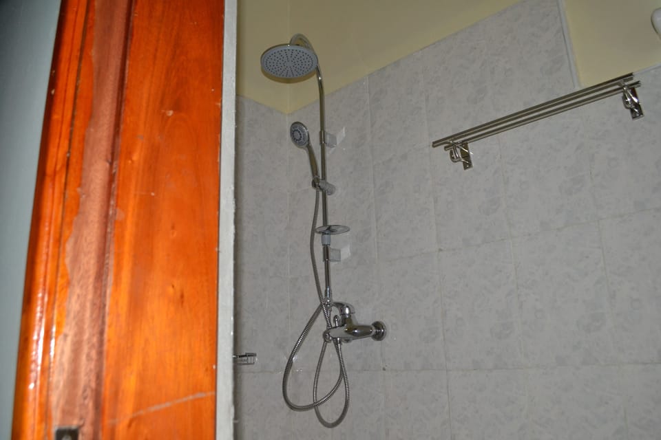 Double Room, Non Smoking | Bathroom | Shower, hair dryer, towels