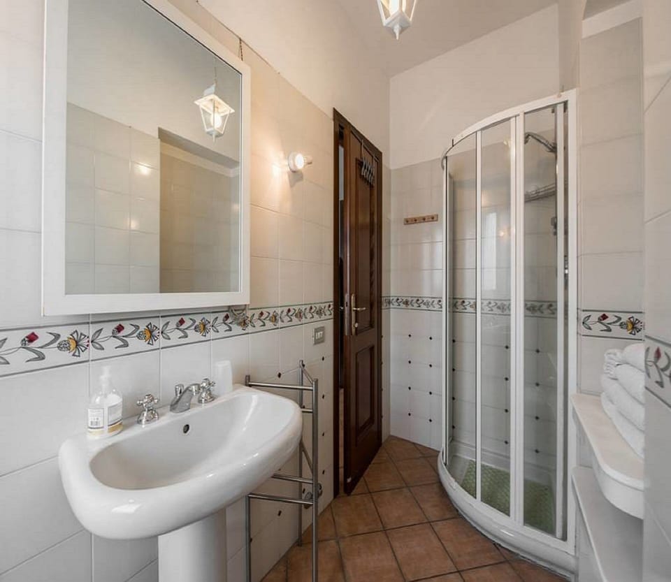 Comfort Double Room, 1 Queen Bed, Private Bathroom | Bathroom | Shower, hair dryer, bidet, towels
