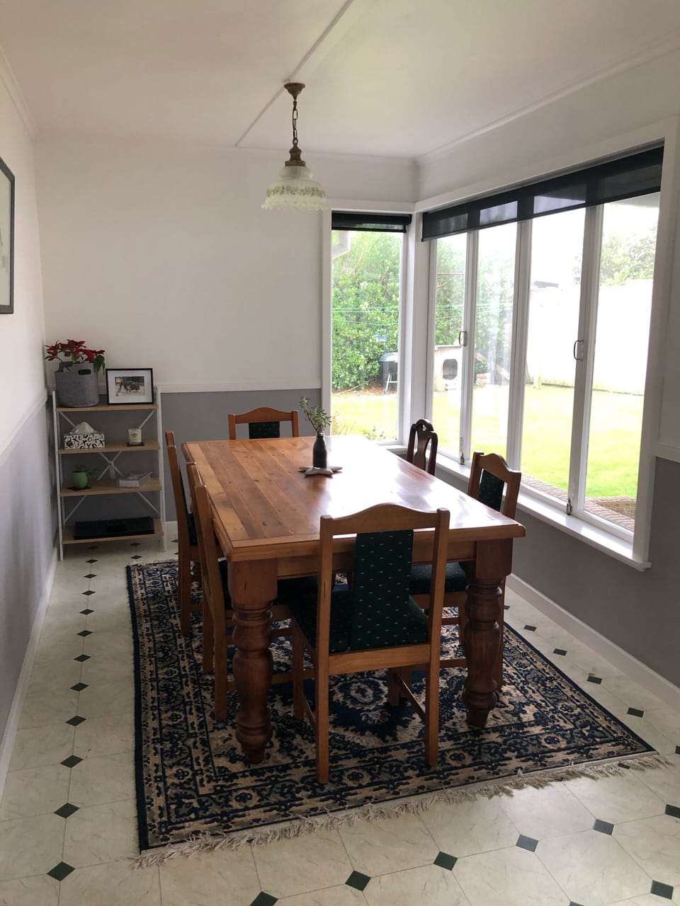 Lovely space for meals. Seating for 6 people. 