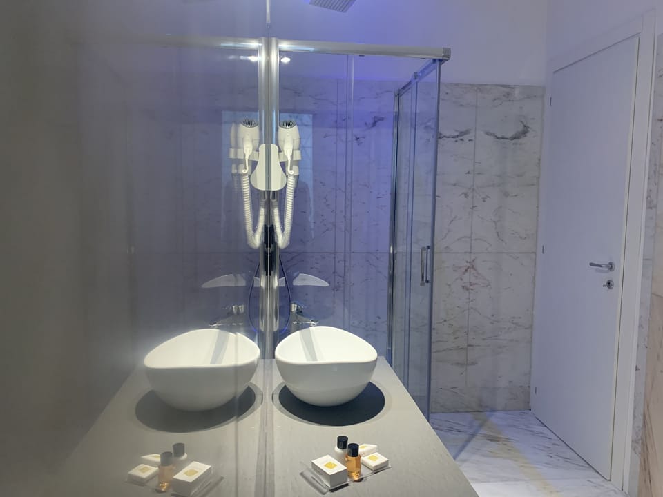 Panoramic Room | Bathroom | Shower, rainfall showerhead, free toiletries, hair dryer