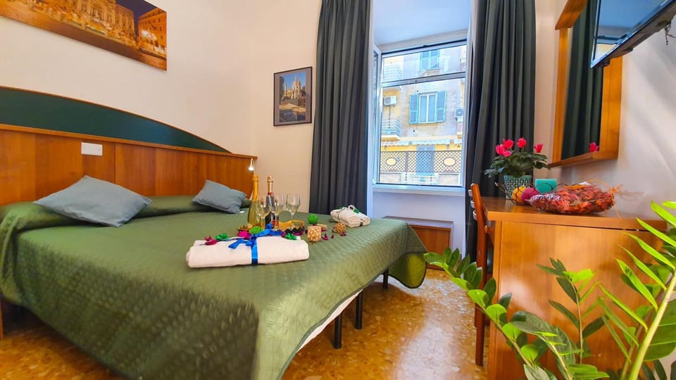 Desk, soundproofing, WiFi (free), bed sheets