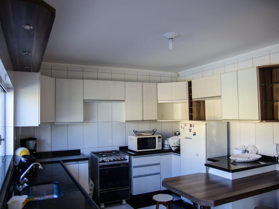 Family House, Multiple Beds, Non Smoking | Private kitchen | Fridge, microwave, oven, stovetop