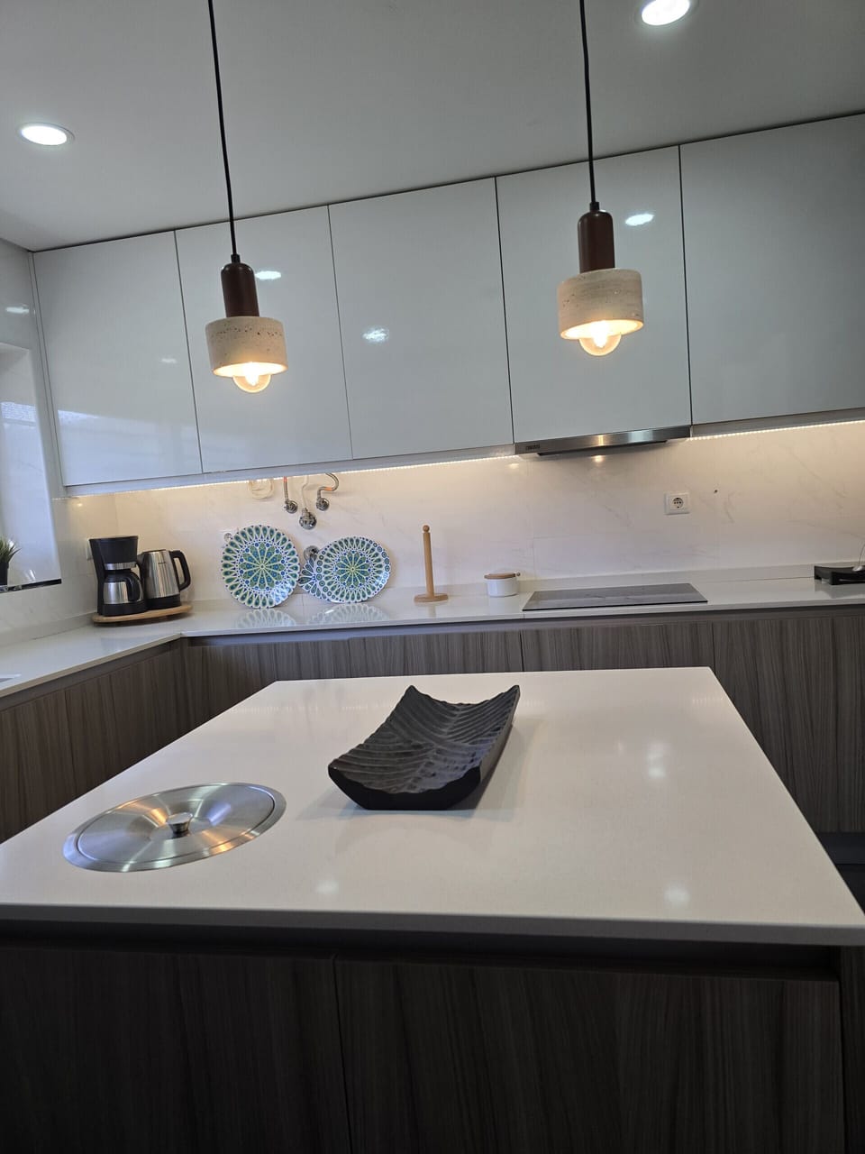 Coffee/tea maker, full-size fridge, microwave, oven