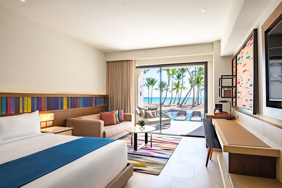 Club Ocean Front Junior Suite Swim Up King | 1 bedroom, Egyptian cotton sheets, premium bedding, down comforters