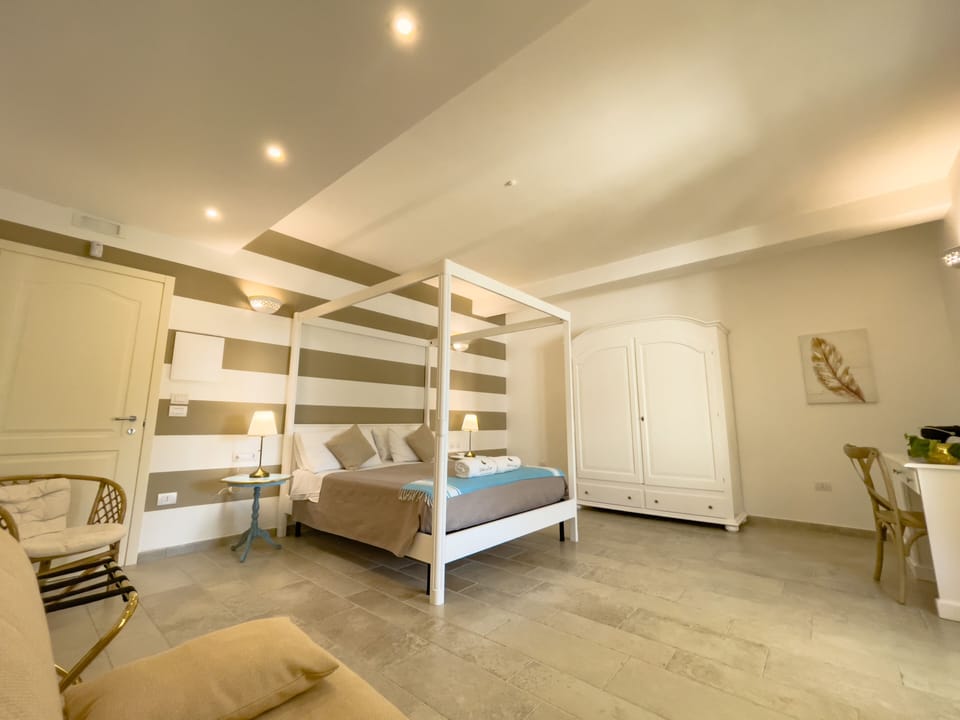 Luxury Suite, 1 King Bed with Sofa bed, Hot Tub, Ground Floor | Premium bedding, down comforters, minibar, in-room safe