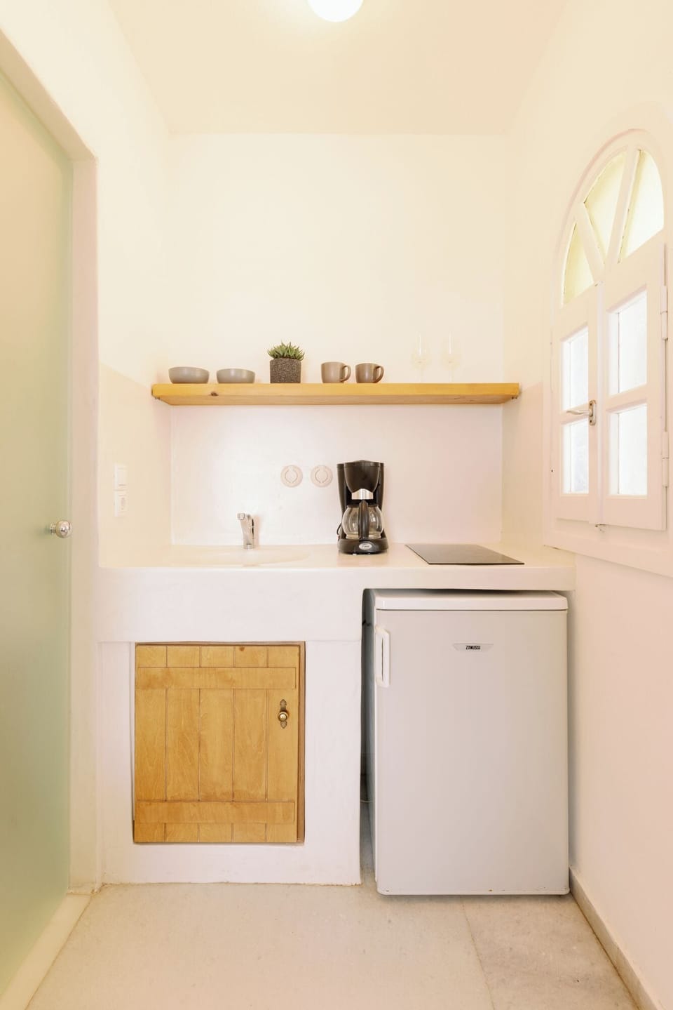 Deluxe Triple Room, Sea View | Private kitchen | Fridge, stovetop, coffee/tea maker, electric kettle