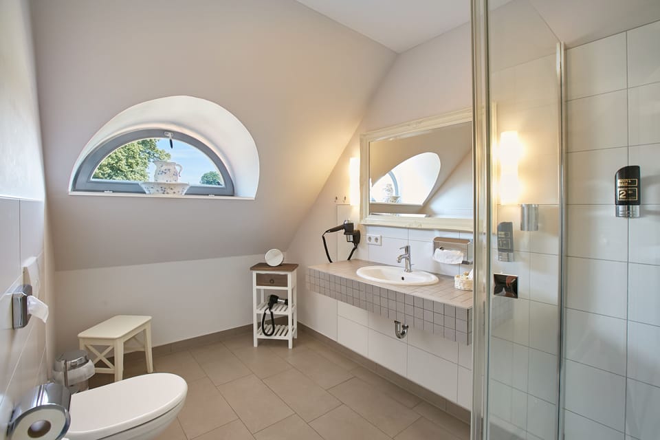 Superior Double Room | Bathroom | Shower, free toiletries, hair dryer, towels