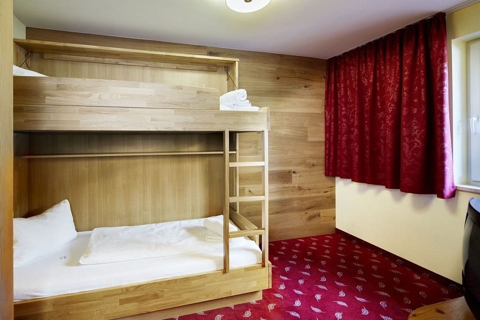 Family Room | In-room safe, desk, blackout drapes, soundproofing