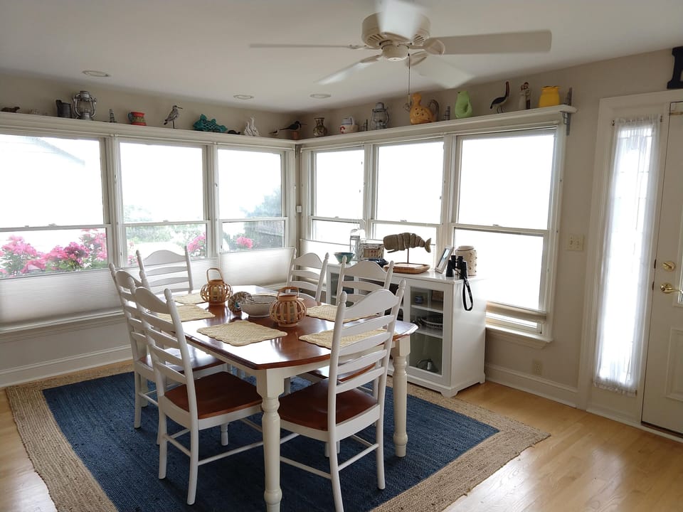 Dinning room seating 6. The kitchen bar adds another 4, spread the fun!