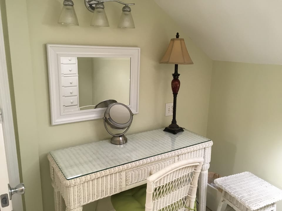 Dressing/make-up table in main bathroom