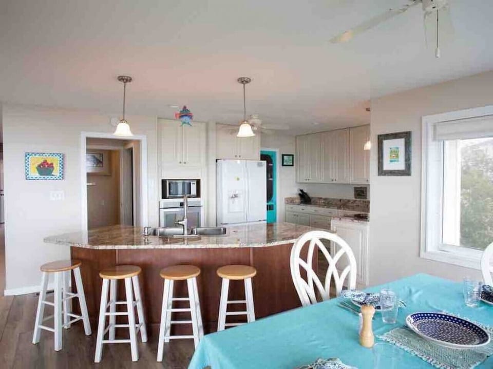Full kitchen with dining area ad amazing views.
