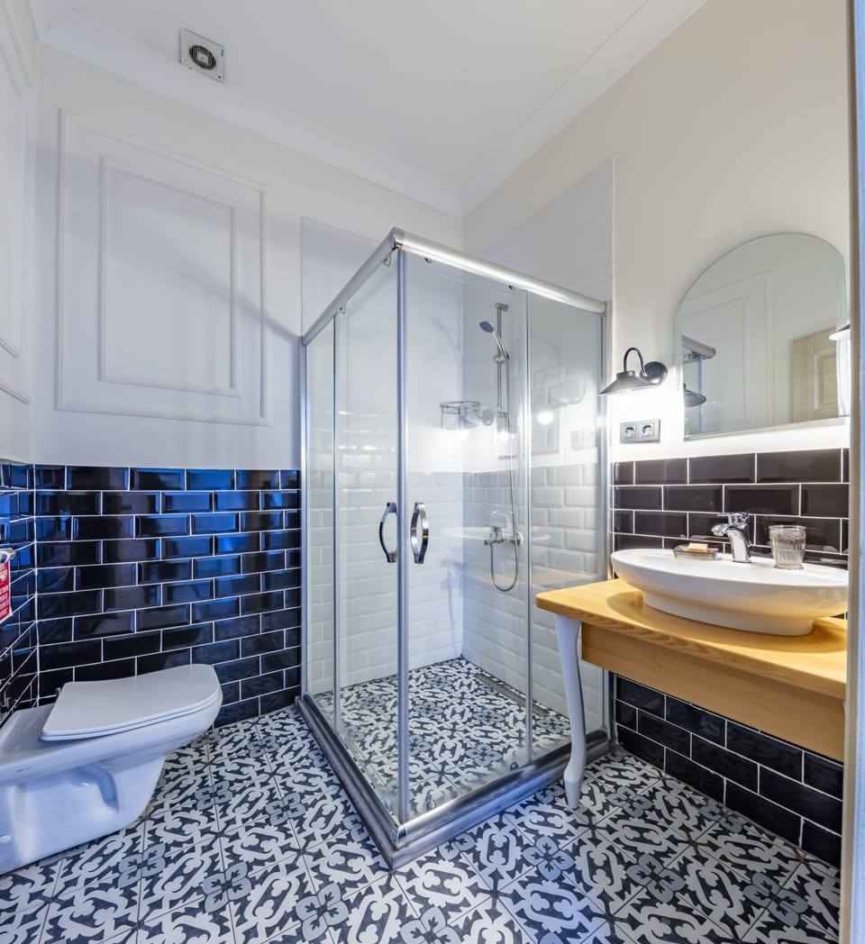 Deluxe Room | Bathroom | Free toiletries, hair dryer, slippers, towels