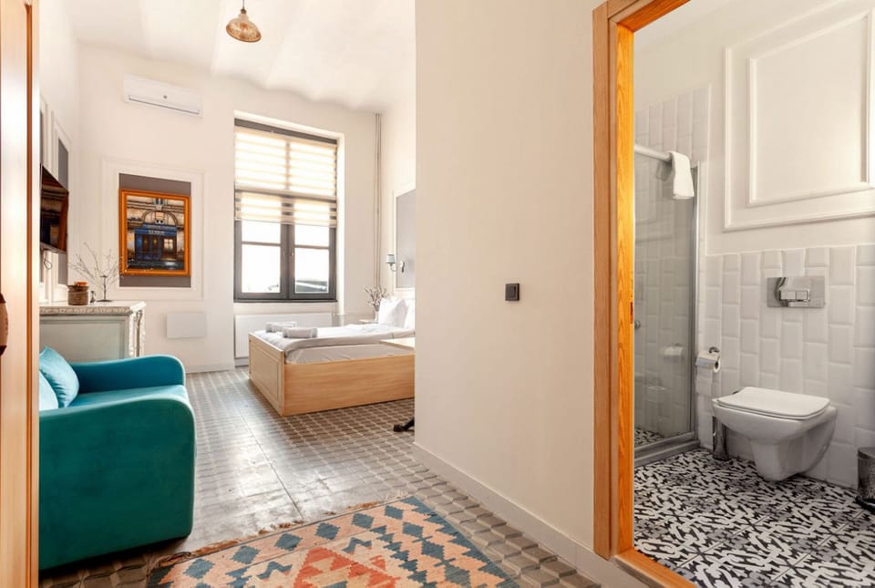 Deluxe Room | Egyptian cotton sheets, premium bedding, pillowtop beds, minibar