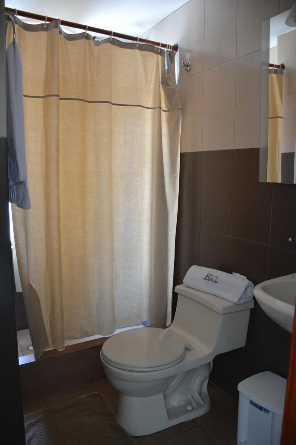Shower, free toiletries, towels