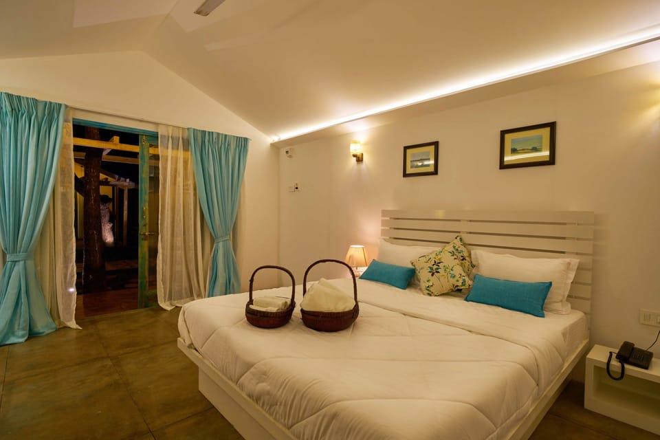 BluRust | Individually furnished, desk, rollaway beds, bed sheets