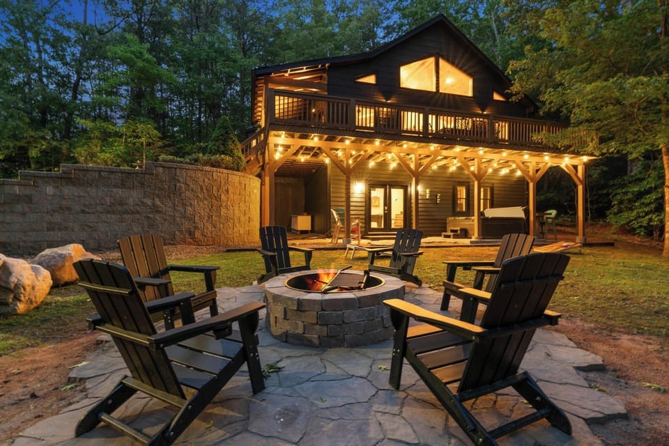 Tucked in the beautiful mountains, fire pit nights at Red Cedar Cabin bring cool mountain air, cozy blankets, and memories that last a lifetime 🔥🌲✨
