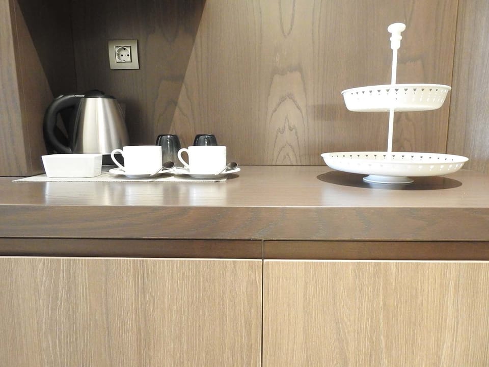 Deluxe Room, 2 Twin Beds, Courtyard View (107) | Coffee and/or coffee maker
