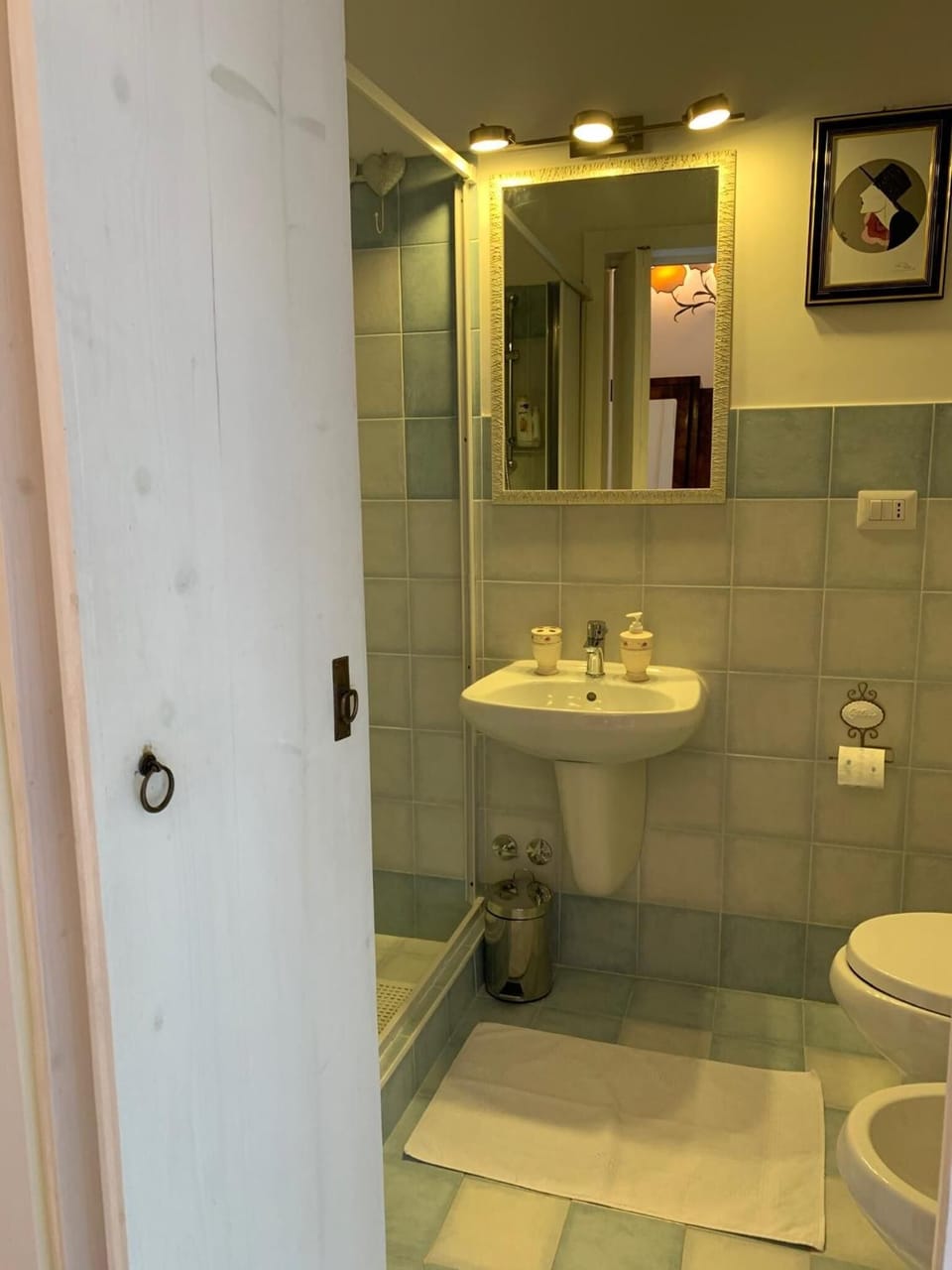Shower, rainfall showerhead, free toiletries, hair dryer