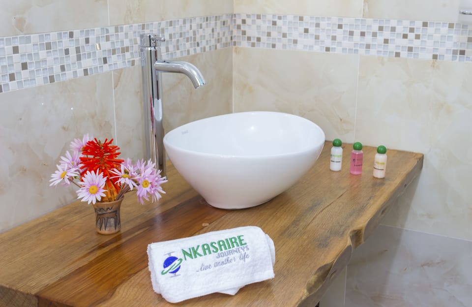 Moray Twin Deluxe Room on Ground Floor | Bathroom | Combined shower/tub, deep soaking tub, free toiletries, hair dryer