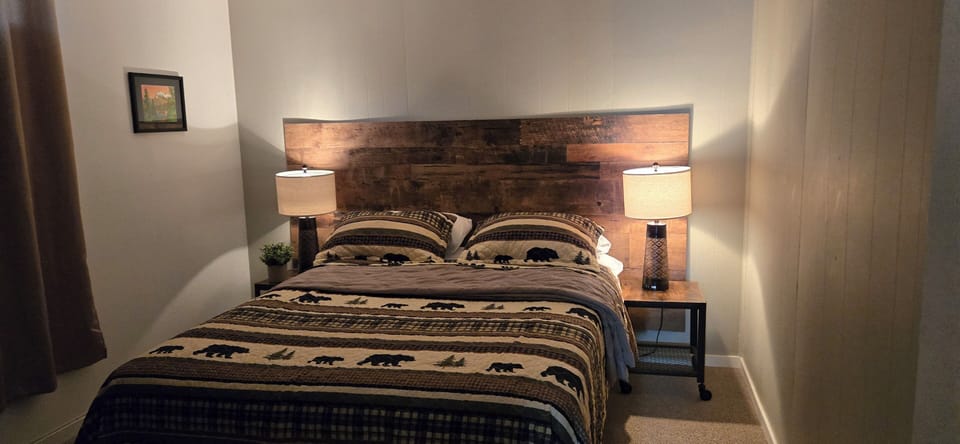 Basic Room, 1 Queen Bed, Non Smoking | Iron/ironing board (on request), WiFi (free), bed sheets