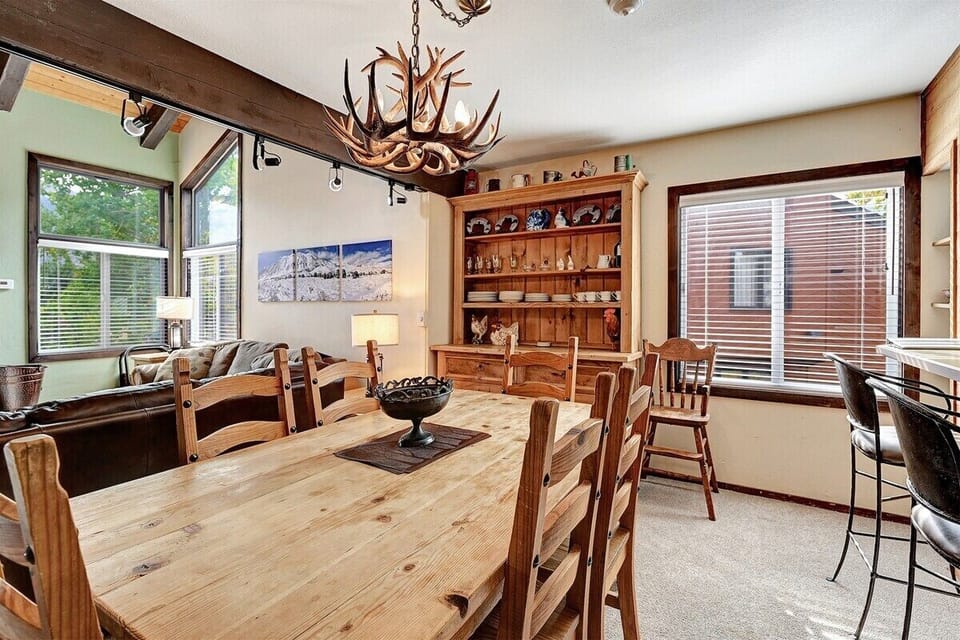 Mammoth Lakes Condo Rental Sunrise 47- Dining Area