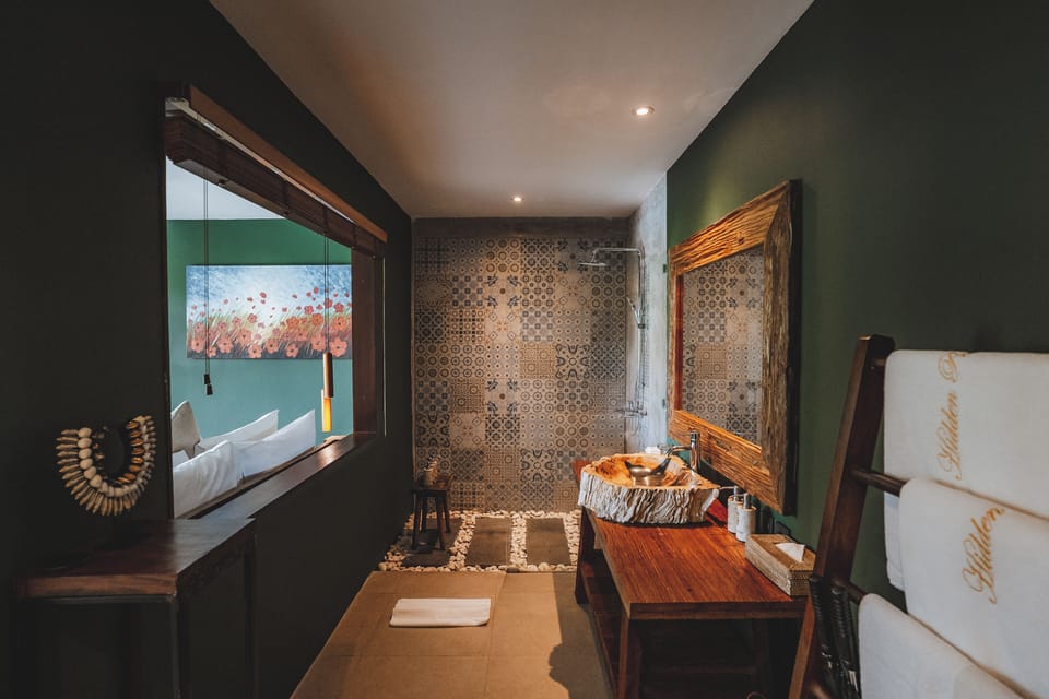 Premier Suite, Hill View | Bathroom | Free toiletries, hair dryer, bathrobes, towels