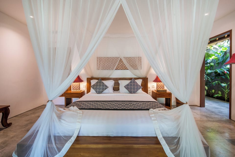 Deluxe Suite, Garden View | 1 bedroom, minibar, in-room safe, desk