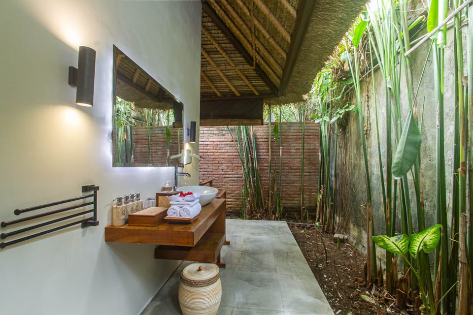 Deluxe Suite, Garden View | Bathroom | Free toiletries, hair dryer, bathrobes, towels