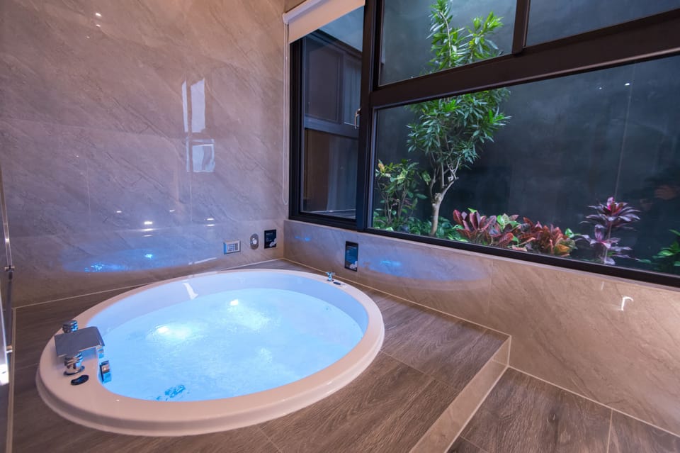 Classic Suite (Check in after 21:00) | Bathroom | Shower, free toiletries, hair dryer, slippers