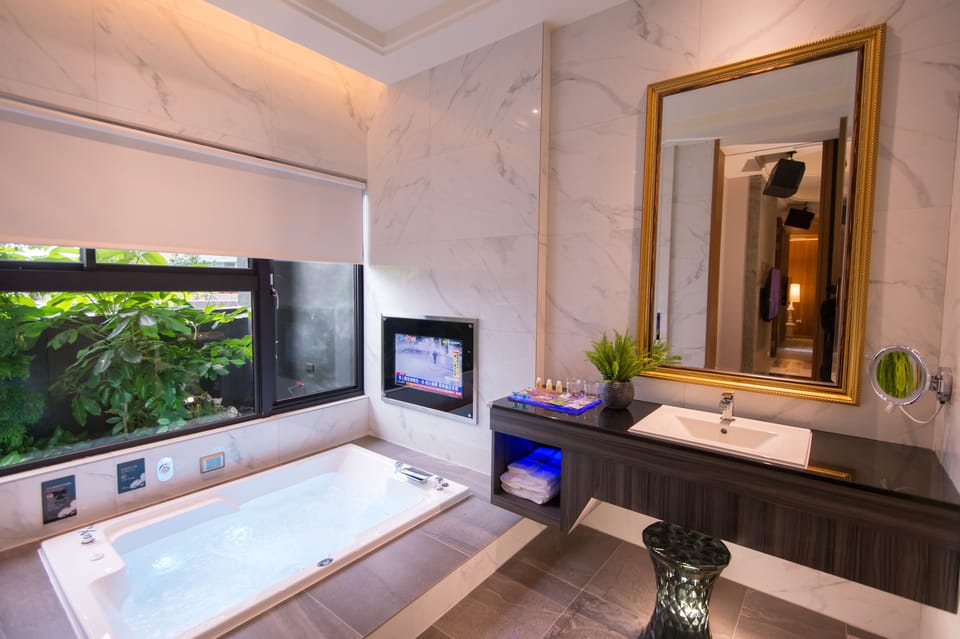 Deluxe Suite | Bathroom | Shower, free toiletries, hair dryer, slippers