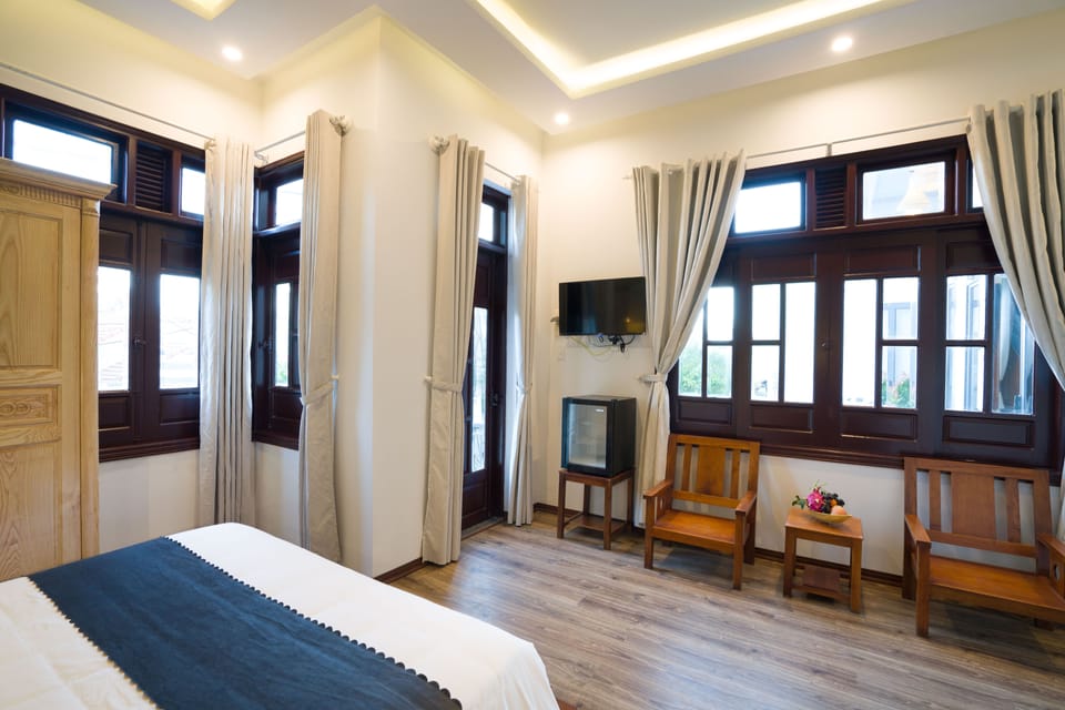 Pillowtop beds, minibar, desk, blackout drapes
