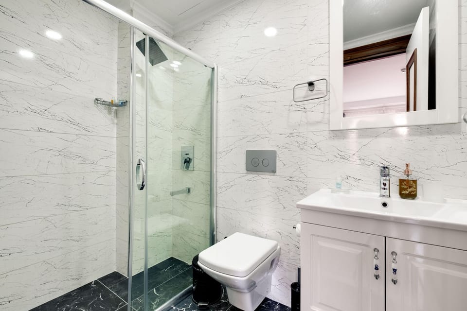 Standard Triple Room | Bathroom | Shower, rainfall showerhead, free toiletries, hair dryer