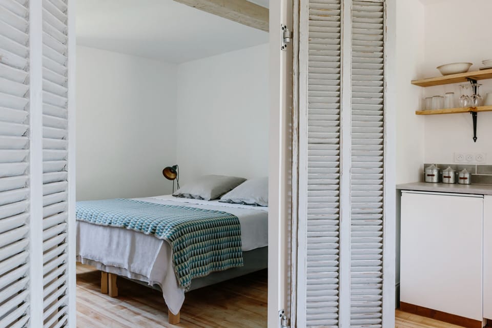 Deluxe Apartment, Ensuite, Mountain View | Blackout drapes, iron/ironing board, free WiFi