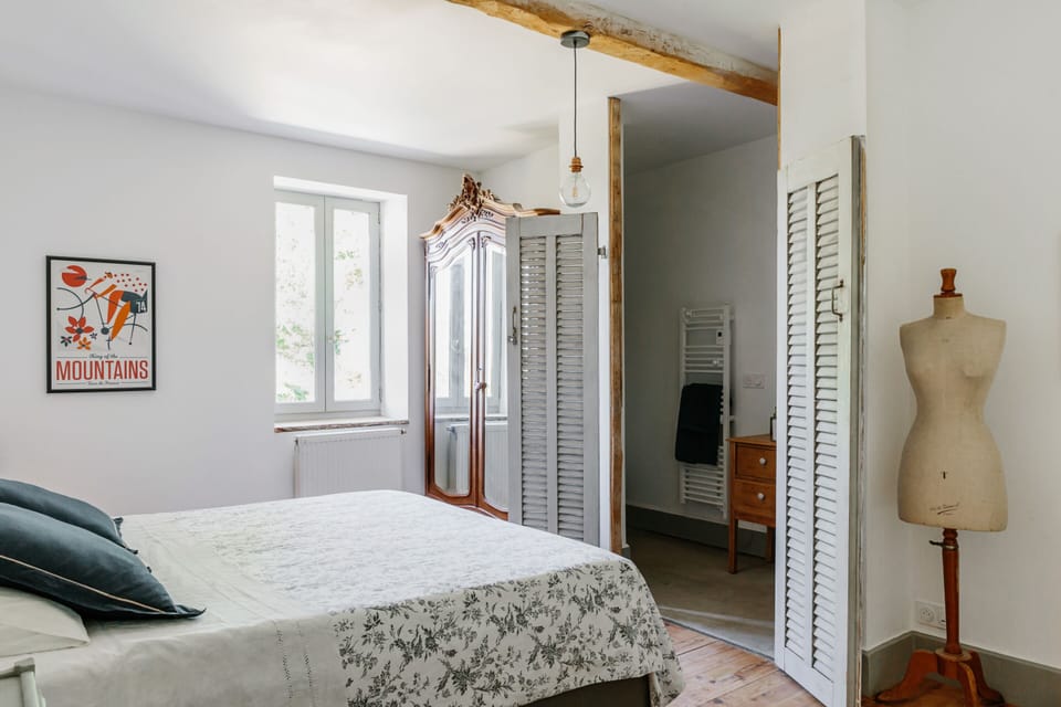 Comfort Suite, Ensuite, Mountain View | Blackout drapes, iron/ironing board, free WiFi